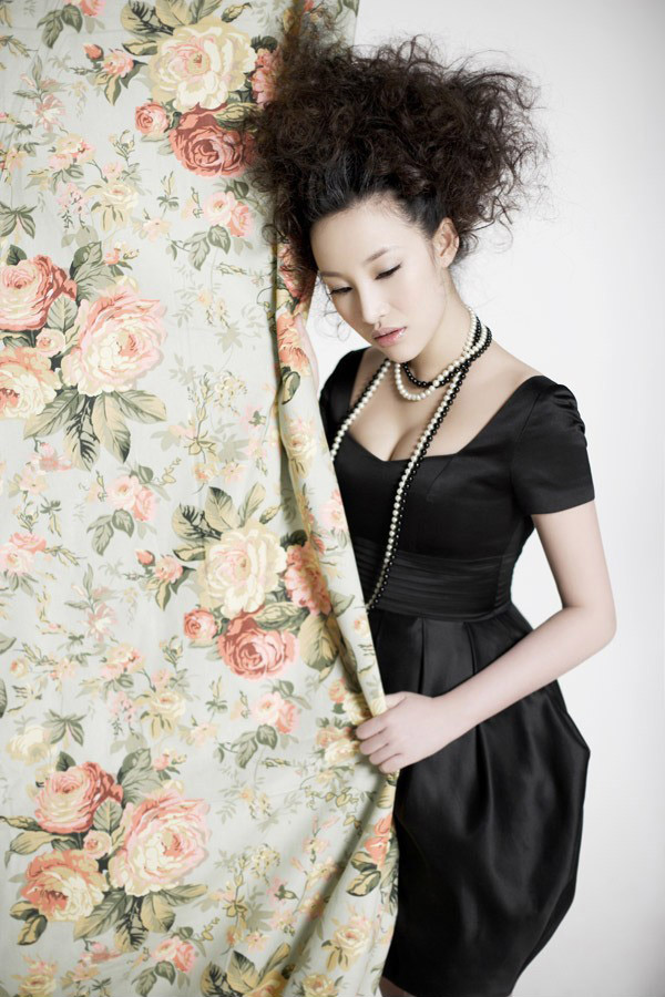 Ayawawa经典爆炸头写真，极具吸引力！