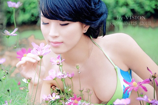 性感美女泳装花海游玩高清图