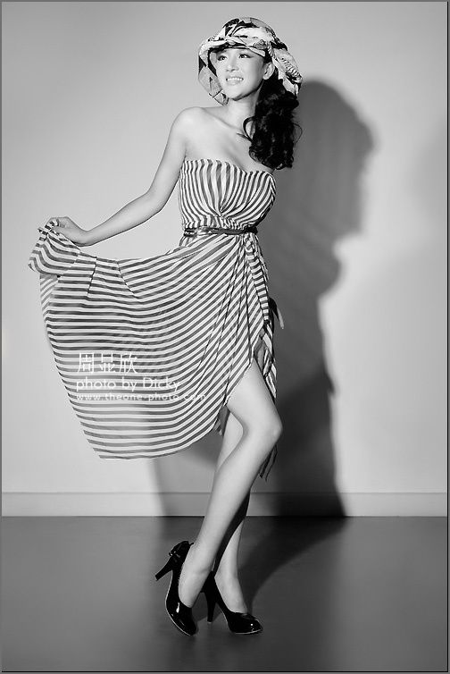 名模周显欣火辣身材大放光彩