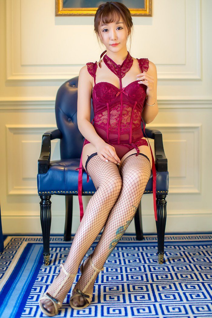 性感美女顾灿豹纹装让人心动不已