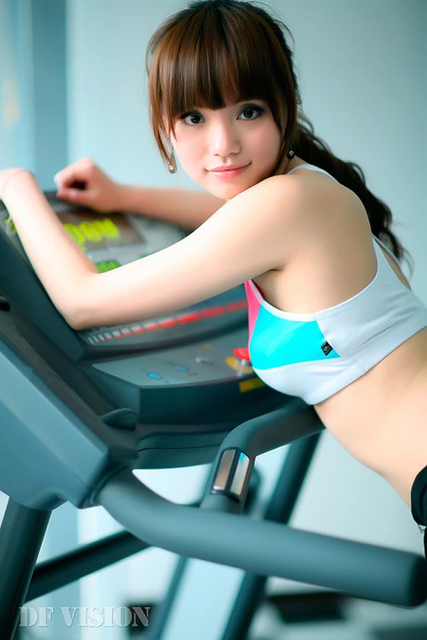 性感火辣的健身美女教练，引人注目