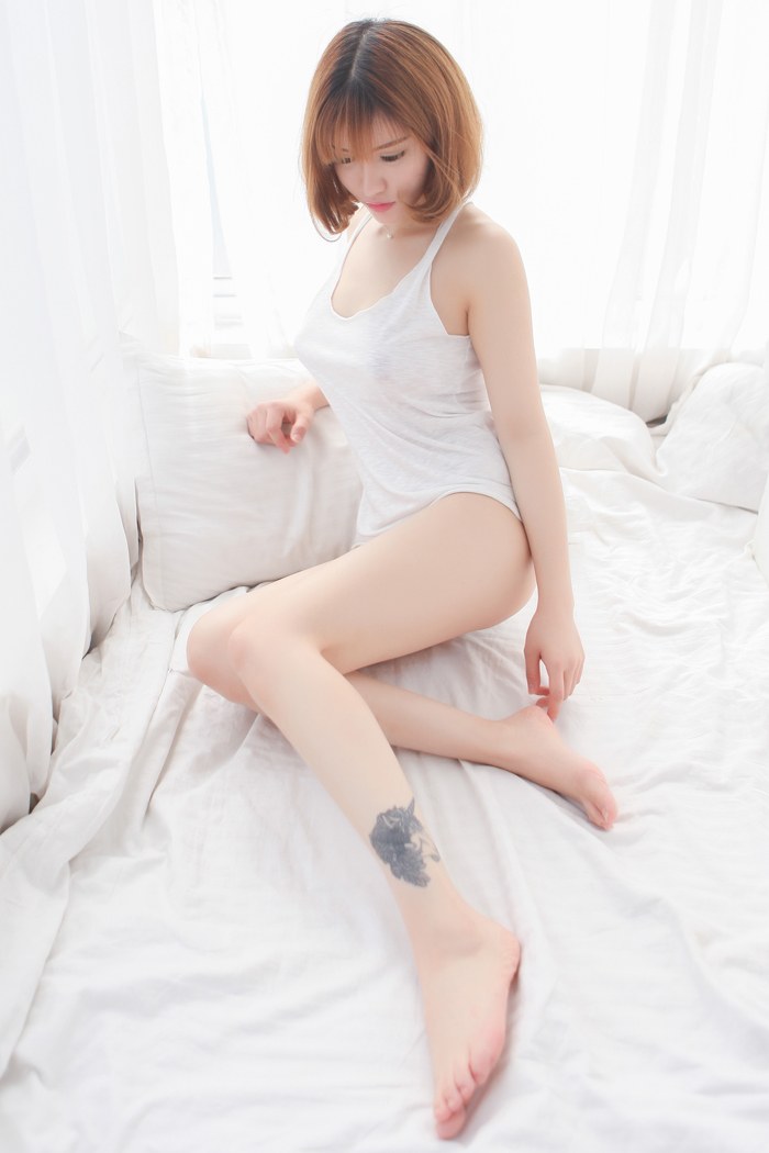 浴室半裸美女手遮美乳，娇萌萌很吸睛