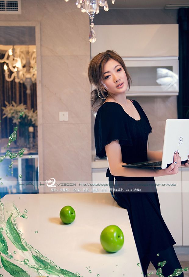 迷人的小广告美女