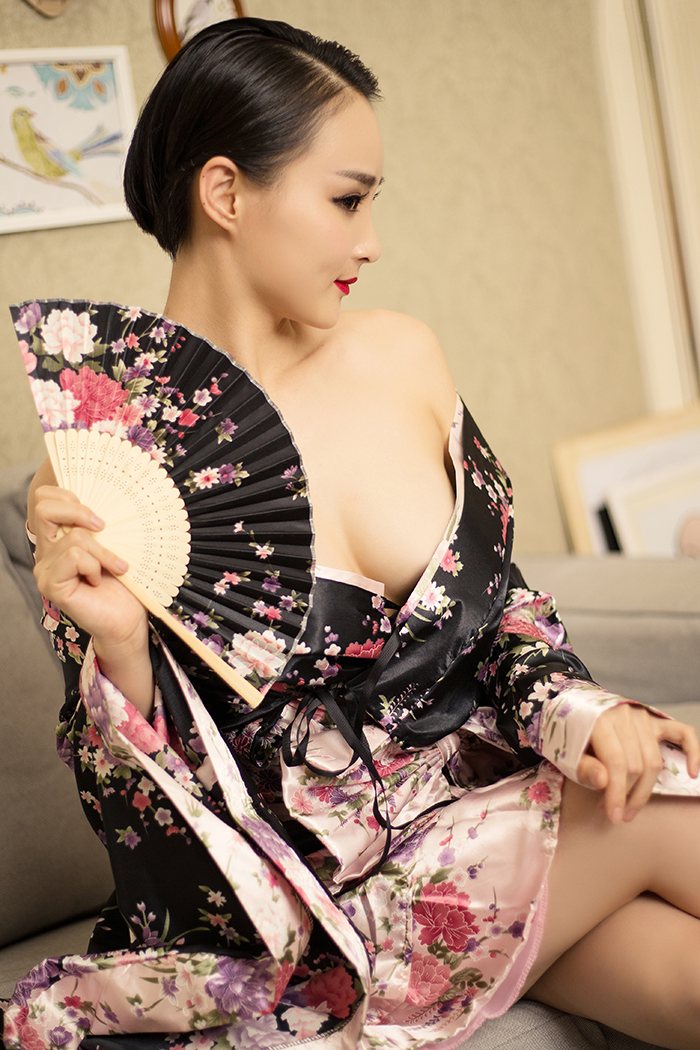 性感黑丝姐姐展现完美身材