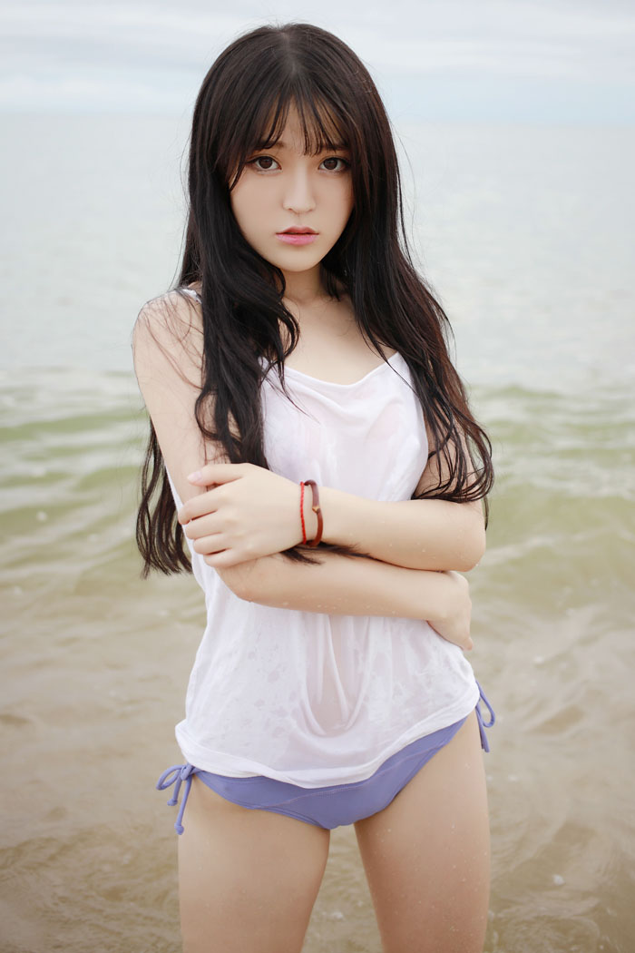 美女伊小七半遮面，傲人乳线令人陶醉