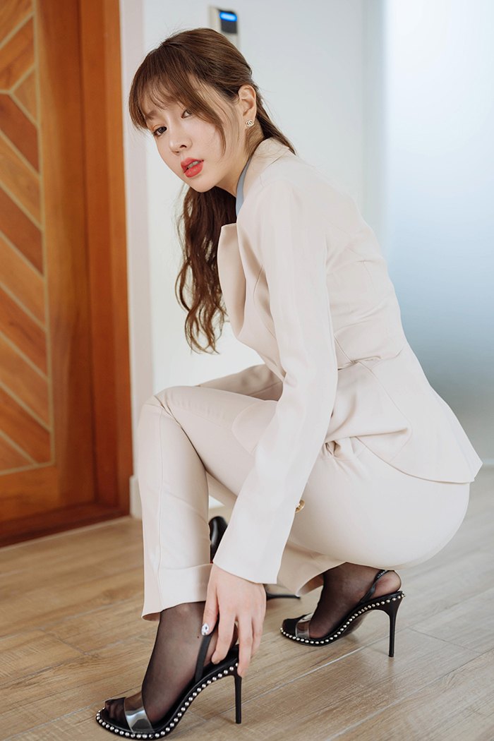 白领美女王雨纯疲惫裸睡