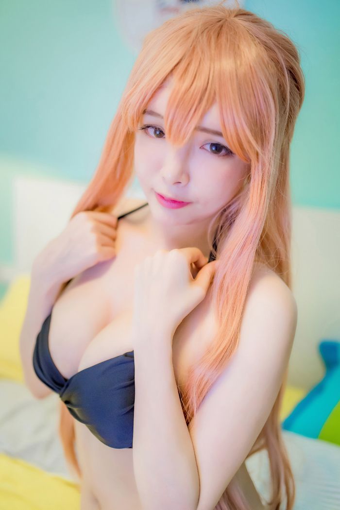 夏小秋cosplay展示性感魅力，白嫩豪乳吸睛
