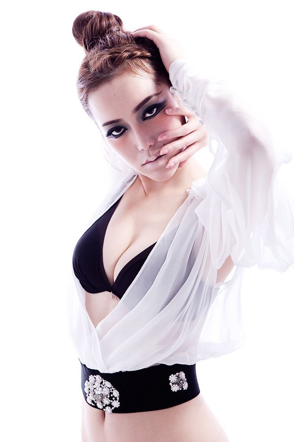 江伊涵时尚大片《涵涵女士》发布