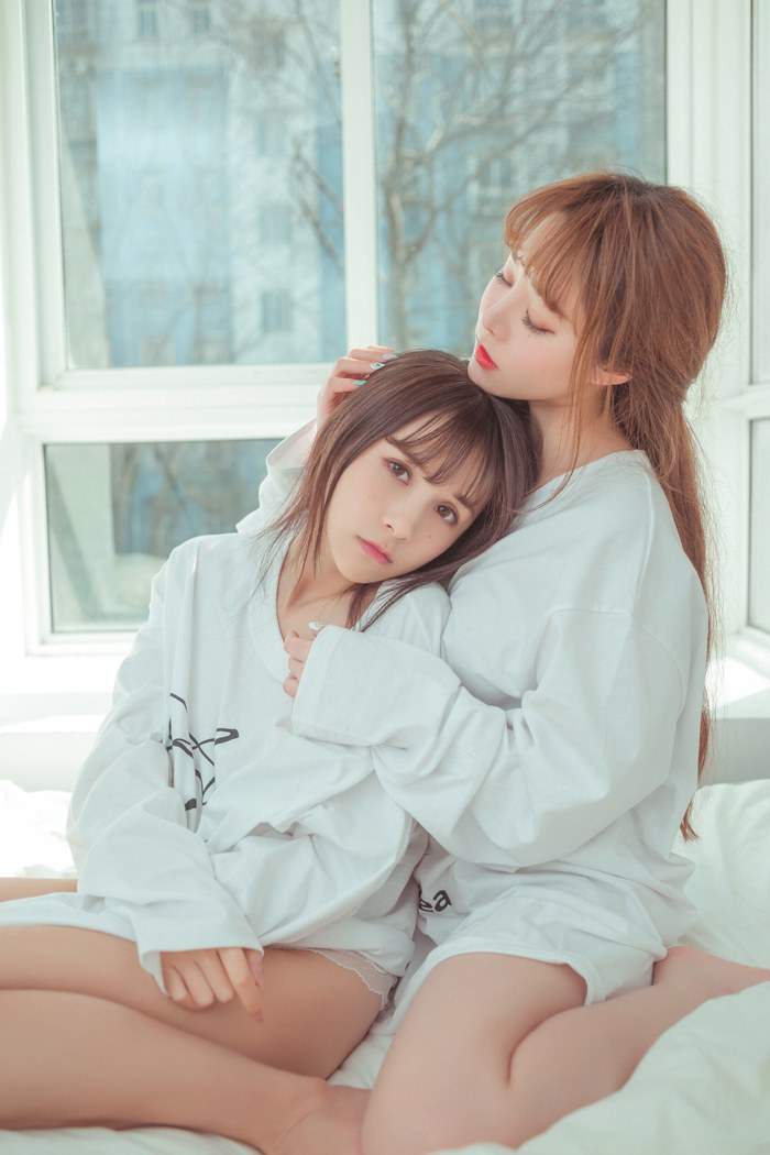 姐妹花床第互摸酥胸翘臀，缠绵尽兴