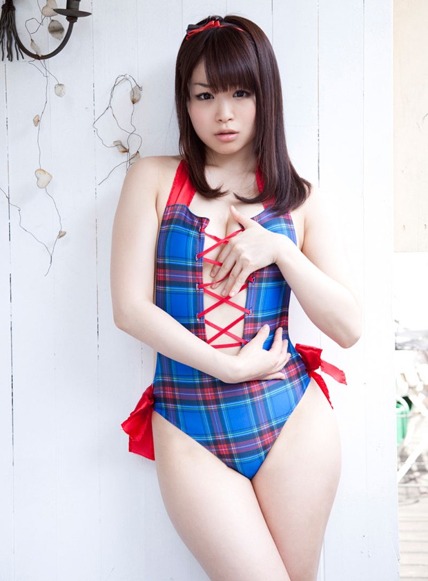 栗山梦衣性感写真展示丰满魅力