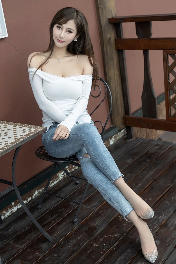 御姐Lavinia的气质与玉足曲线迷人