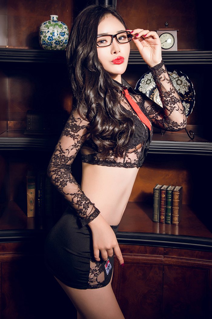 公司女秘美乳撩人，令人心动