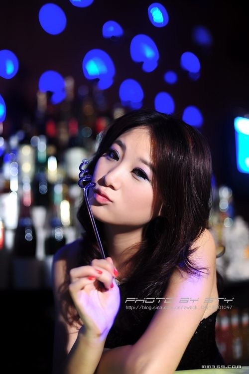 酒吧主题人像摄影《朵朵巴巴》改写为：酒吧主题人像摄影《醉人之夜》