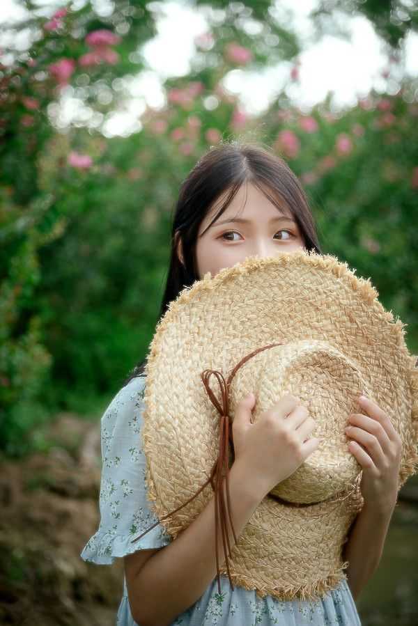 可爱的草帽女孩