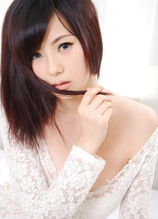 性感纯白妹子私房照，诱人乳沟尽显