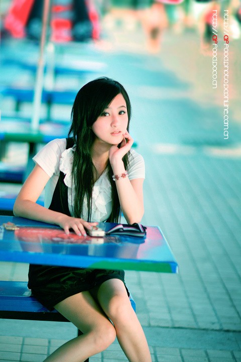 清新美眉街头邂逅