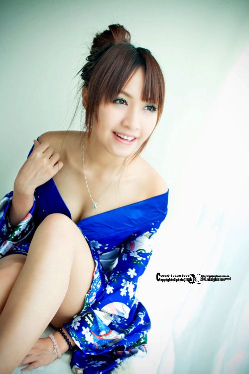 白皙娇美的和服美女展现性感魅力