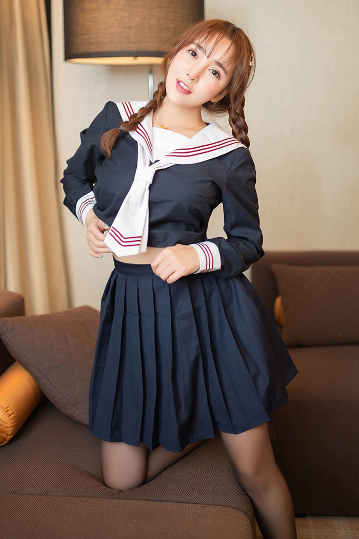 学生妹黑丝短裙酥胸诱人